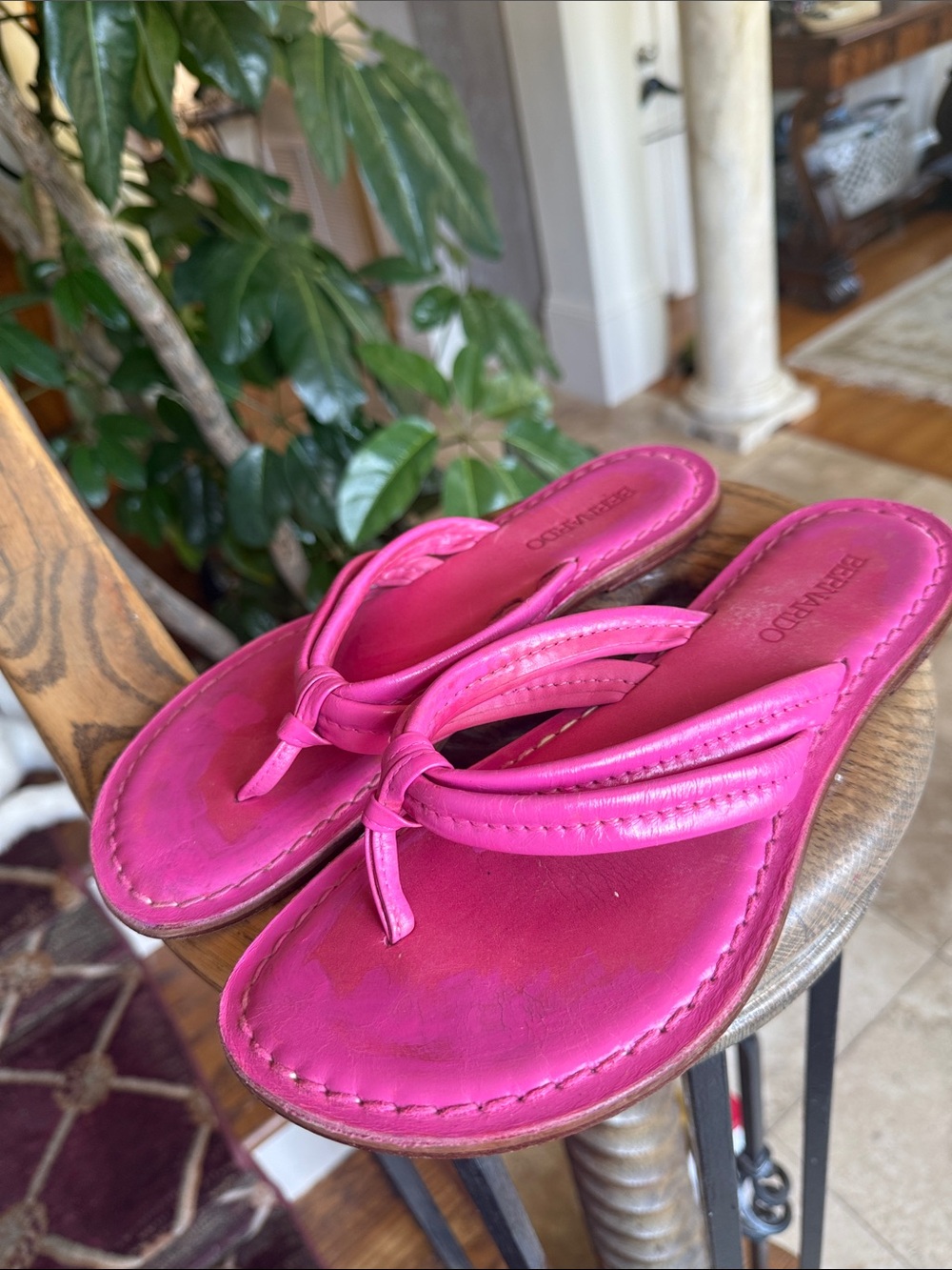 BERNARGO ladies, hot pink leather thongs size 8 1/2 Azalea